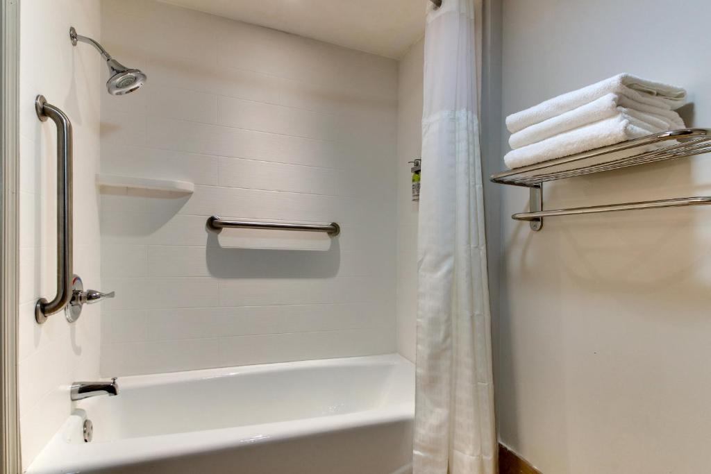 Holiday Inn Express Pittston - Scranton Airport, an IHG Hotel - Queen Room - Hearing Accessible