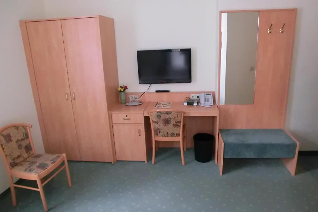 TV a/nebo společenská místnost v ubytování Hotel Garni am Schlosspark