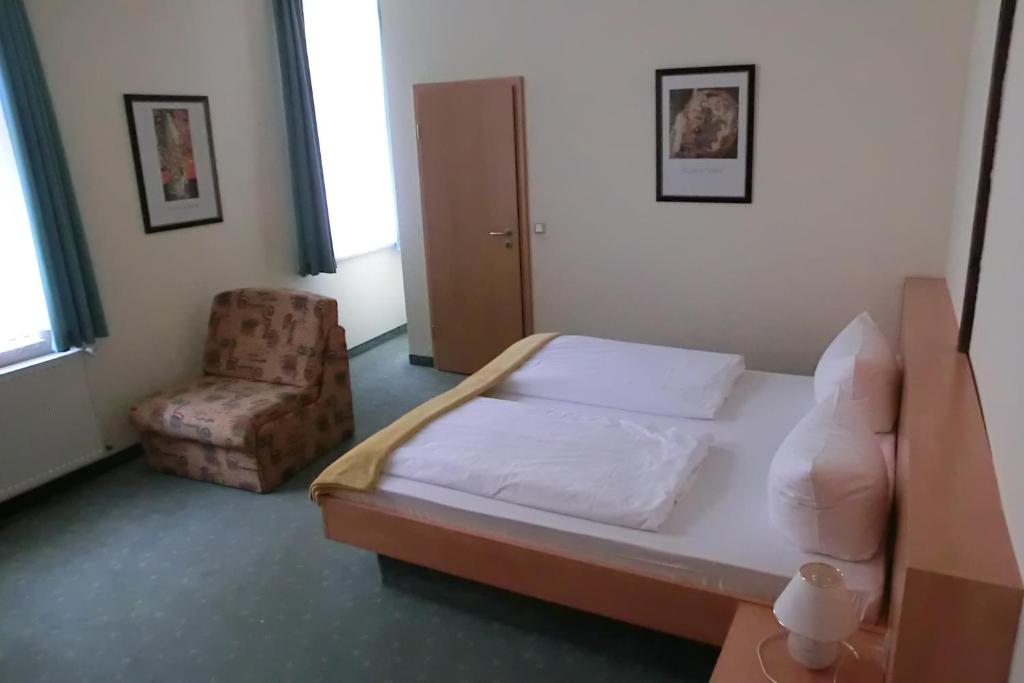 Postel nebo postele na pokoji v ubytování Hotel Garni am Schlosspark