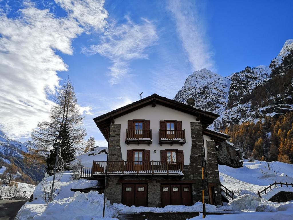ein Haus in den Bergen mit Schnee auf dem Boden in der Unterkunft Seconda stella a destra in Valgrisenche