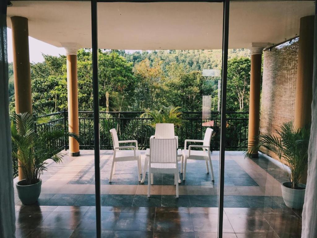 Posezení v ubytování The Springfields Kandy Previously Madara Residence Kandy