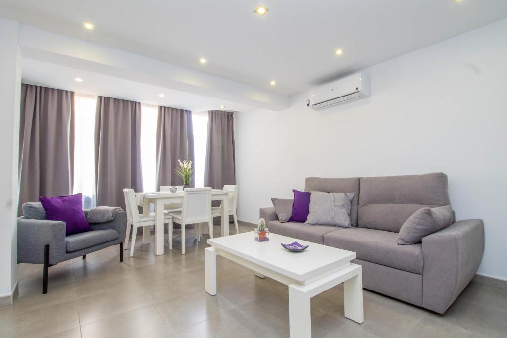 sala de estar con sofá y mesa en Trópico by IVI Real Estate, en Torremolinos