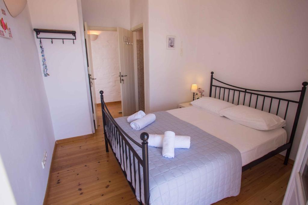 a bedroom with a bed with two towels on it at Antiparos Vibes in Agios Georgios