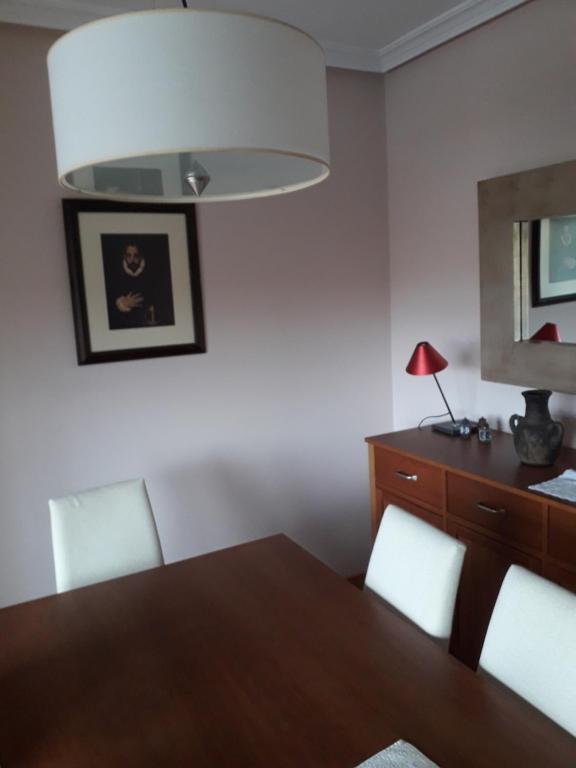 a dining room with a table and a lamp at Mirador del Duero in Zamora