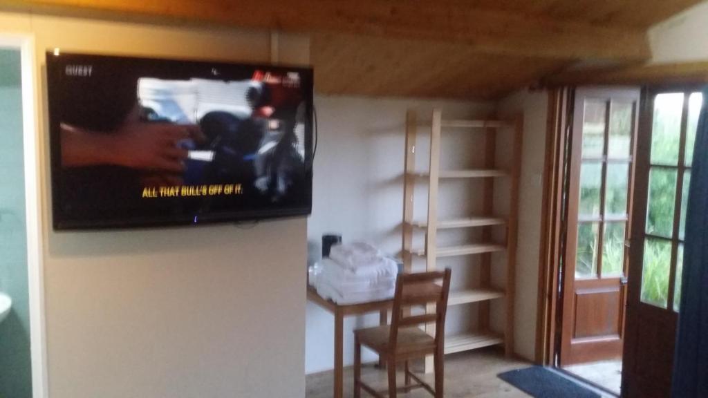 TV a/nebo společenská místnost v ubytování Bridge Farm Guesthouse rooms