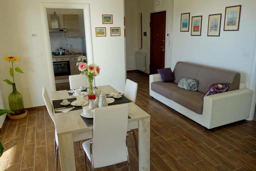een woonkamer met een tafel en een bank bij casa vacanze, via delle margherite 3 in Montecorvino Pugliano