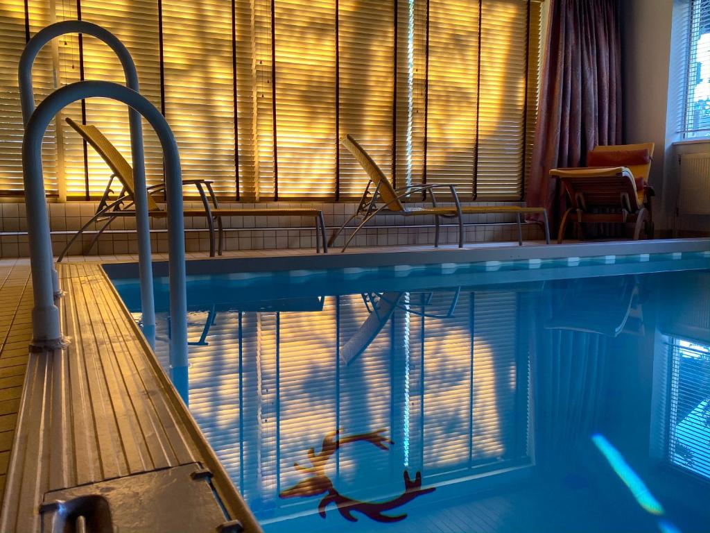 Bazén v ubytování Hotel Jagdhaus Monzabon nebo v jeho okolí