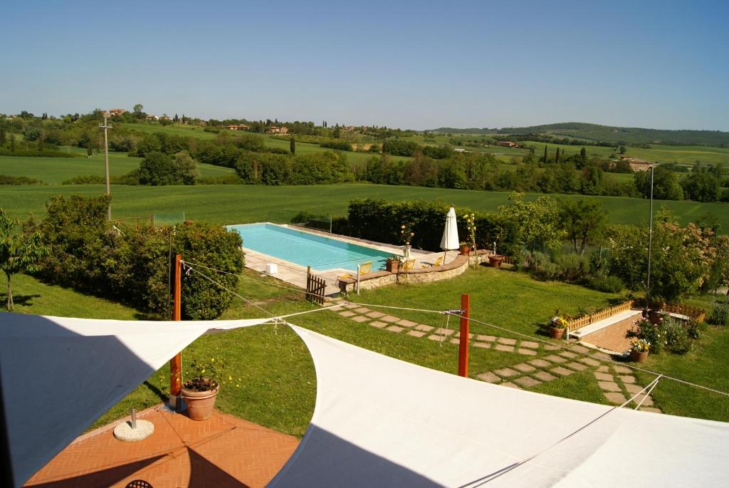 A view of the pool at Casavacanze Casalta or nearby