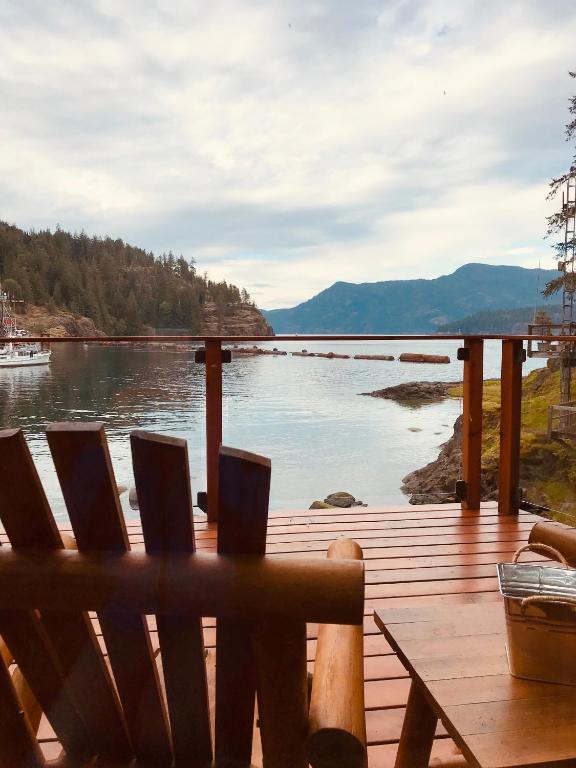Brown's Bay Resort - Beach Front Cabin