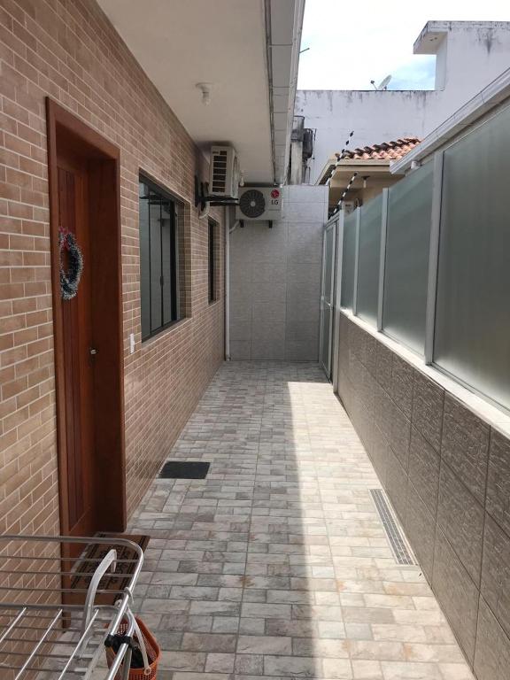 an empty alley with a door in a brick building at Casa - Próximo a UFSC e CENTRO - 5 KM in Florianópolis