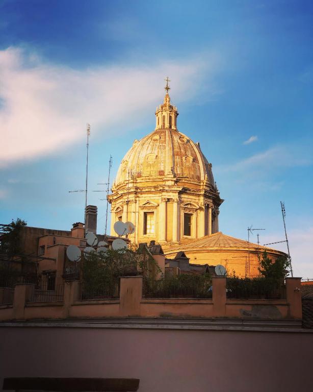 budynek z krzyżem na górze w obiekcie Palazzetto de Lante Appartamento Pinta w Rzymie