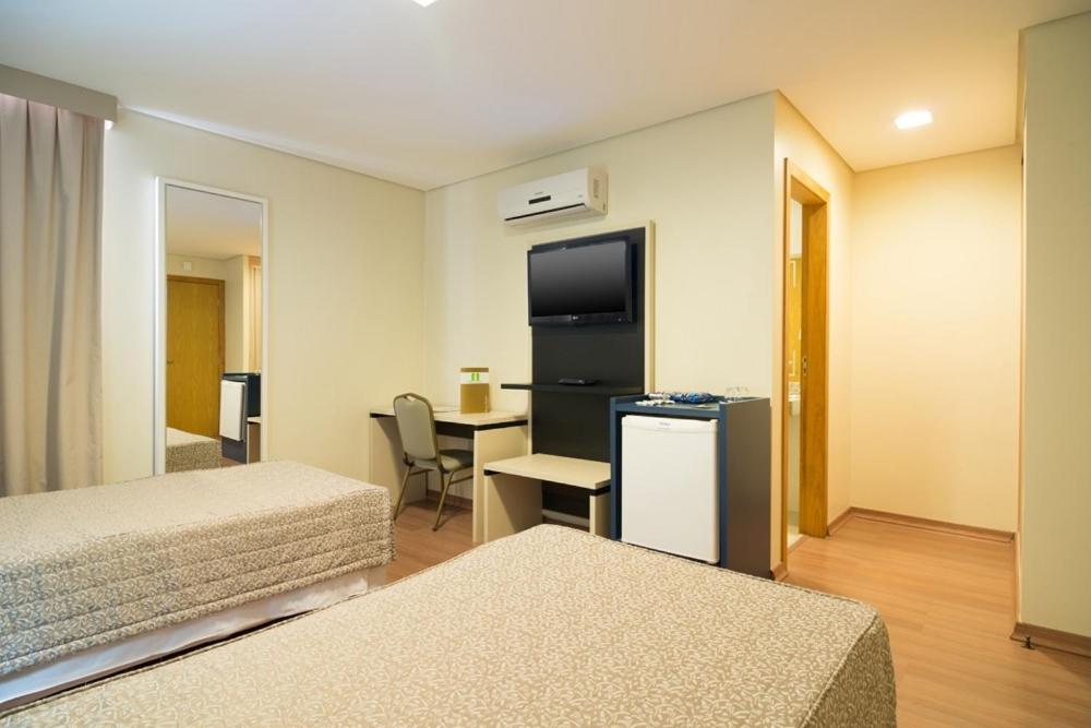 TV a/nebo společenská místnost v ubytování Hotel Financial