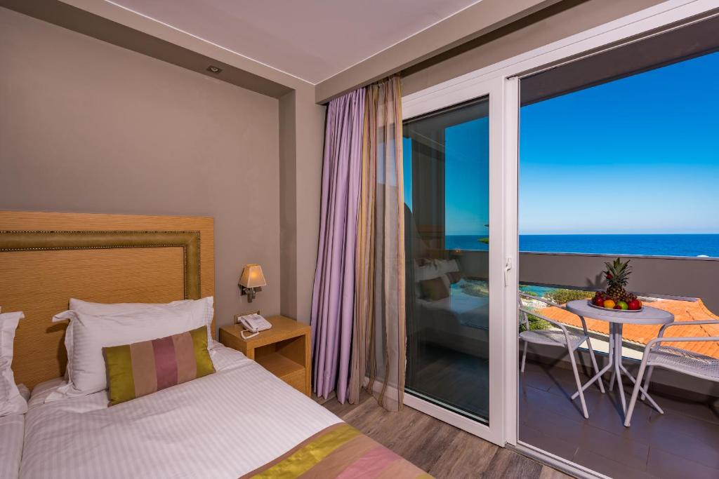 Postel nebo postele na pokoji v ubytování Alexandra Beach Resort & Spa