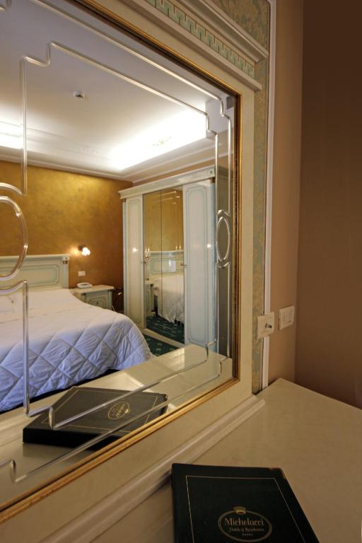 Postel nebo postele na pokoji v ubytování Grand Hotel Michelacci