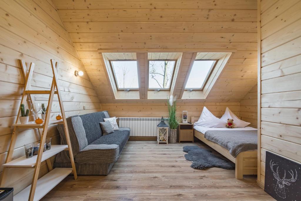 une chambre avec un lit et une chaise dans une cabine dans l'établissement Mazurkowy Gościniec, à Zakopane