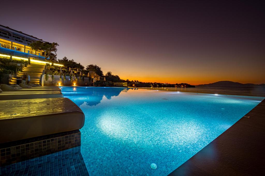 Bazén v ubytování Alexandra Beach Resort & Spa nebo v jeho okolí