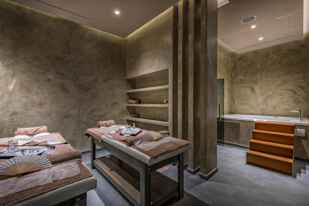 Postel nebo postele na pokoji v ubytování Alexandra Beach Resort & Spa
