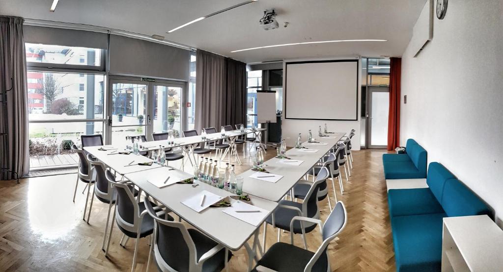 Posezení v ubytování Holiday Inn Prague Airport by IHG