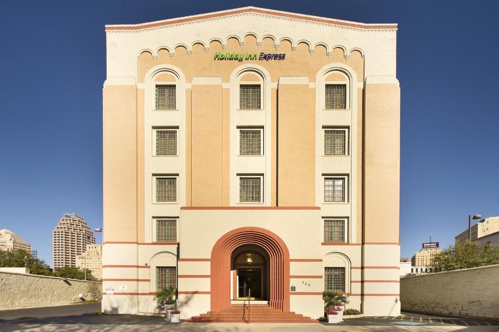 un edificio con un cartel en la parte delantera en Holiday Inn Express San Antonio North Riverwalk Area, an IHG Hotel, en San Antonio