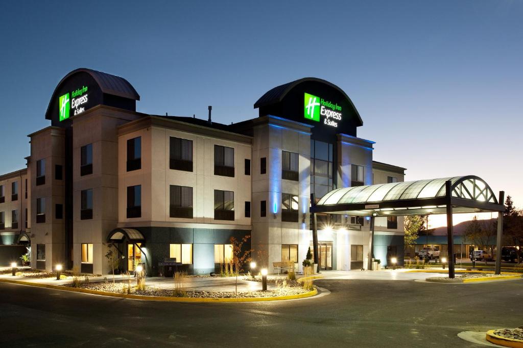 un hotel con un cartel en la parte delantera en Holiday Inn Express Hotel & Suites Rock Springs Green River, an IHG Hotel en Rock Springs