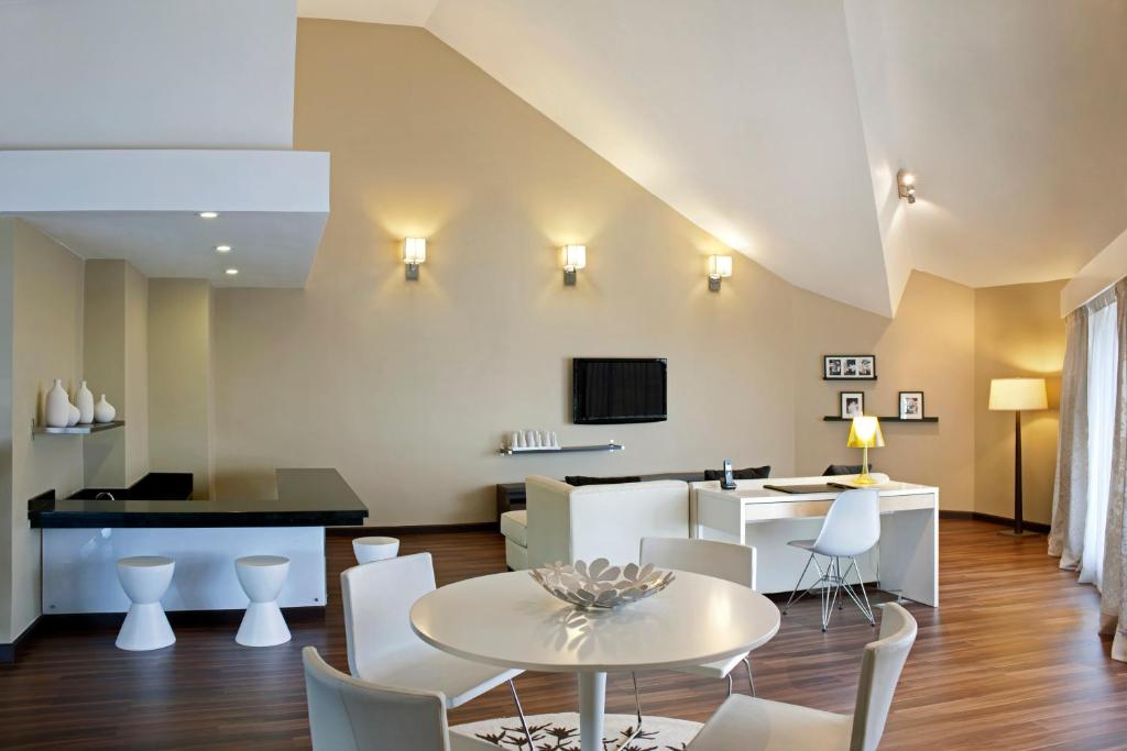 TV a/nebo společenská místnost v ubytování Crowne Plaza Santo Domingo by IHG