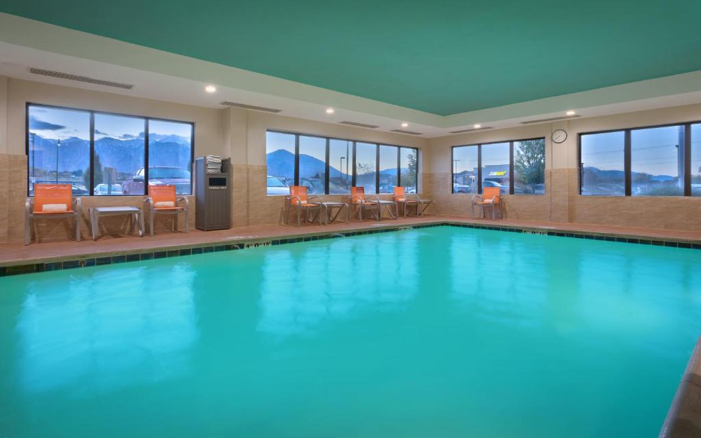 Bazén v ubytování Holiday Inn Express & Suites Orem-North Provo nebo v jeho okolí