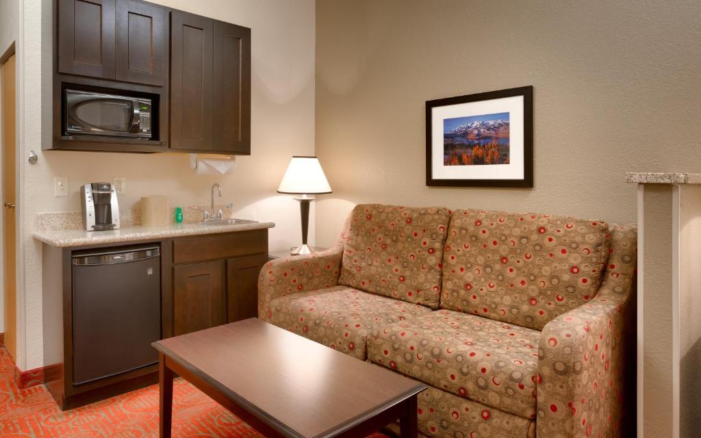 Kuchyň nebo kuchyňský kout v ubytování Holiday Inn Express & Suites Orem-North Provo