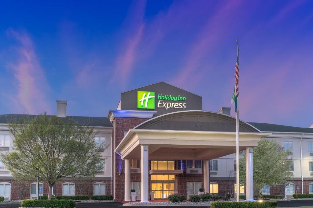 um hotel com uma placa no topo de um edifício em Holiday Inn Express Radcliff Fort Knox, an IHG Hotel em Radcliff