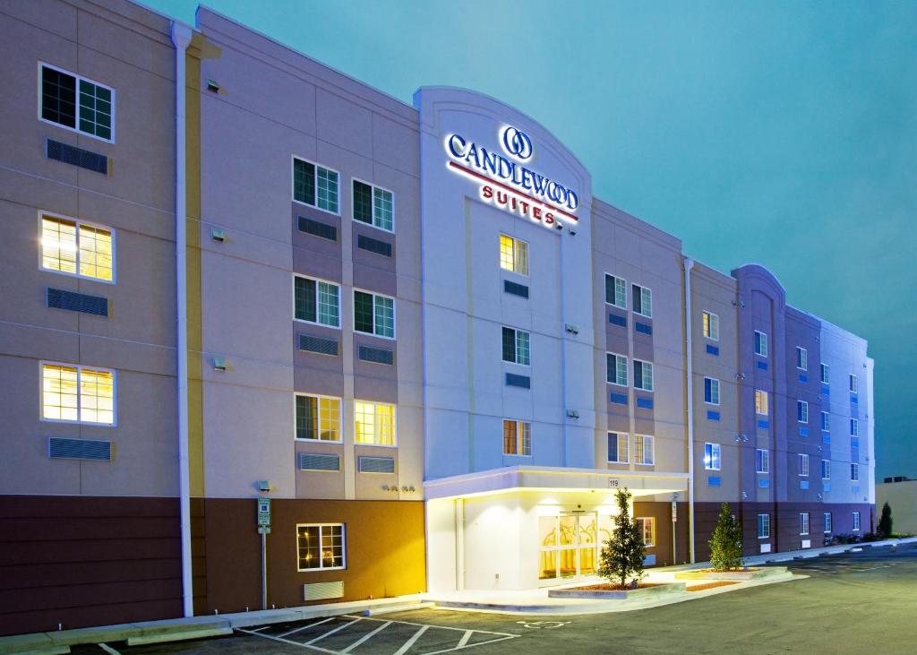 ein Hotelgebäude mit einem Schild, das die Karottensuiten liest in der Unterkunft Candlewood Suites Jacksonville, an IHG Hotel in Jacksonville