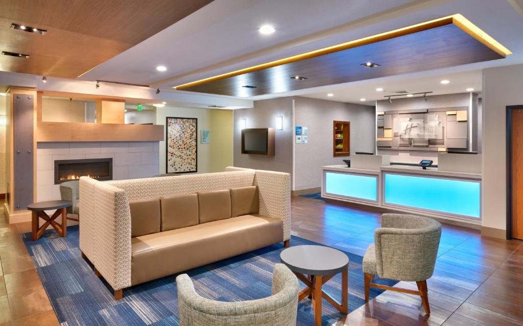 Posezení v ubytování Holiday Inn Express & Suites Orem-North Provo