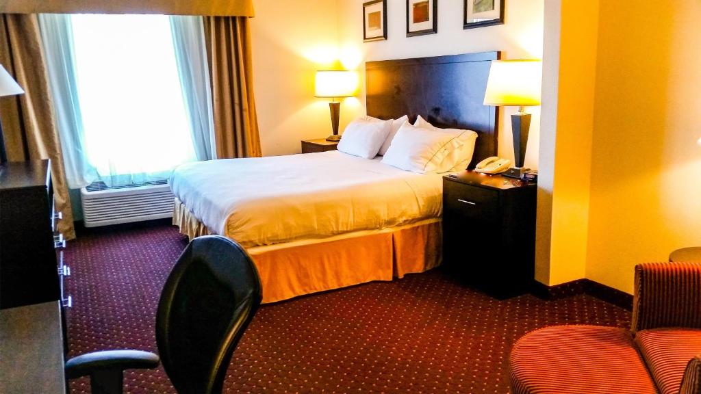 Postel nebo postele na pokoji v ubytování Holiday Inn Express Syracuse-Fairgrounds by IHG