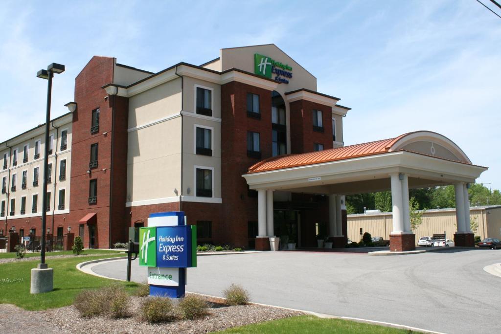 um hotel com uma bomba de gasolina em frente a um edifício em Holiday Inn Express Hotels & Suites Rockingham West, an IHG Hotel em Rockingham