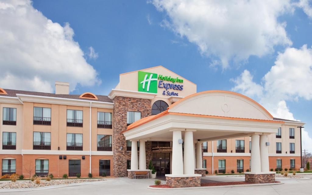 a rendering of the front of a hotel at Holiday Inn Express Hotel and Suites Saint Robert, an IHG Hotel in Saint Robert