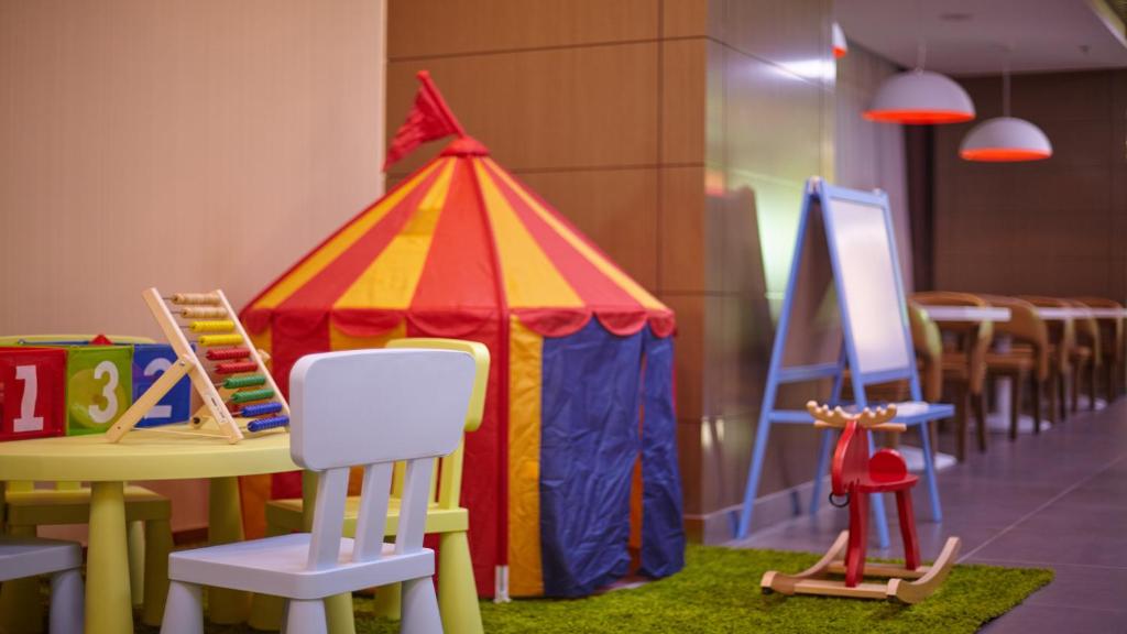 une tente de cirque assise à côté d'une table et de chaises dans l'établissement Holiday Inn Express Baoji City Centre, an IHG Hotel, à Baoji
