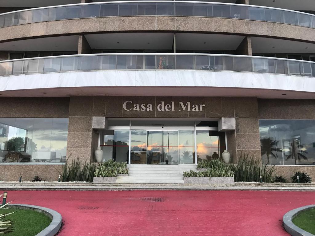 Hotel Flat na praia, a casa del mar building with a red driveway at Flat na praia in Rio de Janeiro