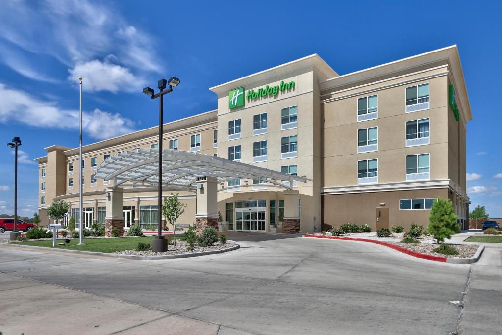 een hotelgebouw met een bord dat Hampton Inn leest bij Holiday Inn Roswell, an IHG Hotel in Roswell