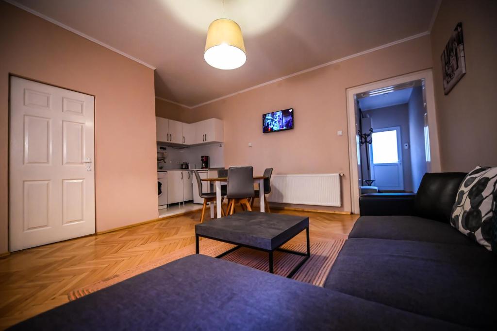Jules' sunny, spacious and central apartment