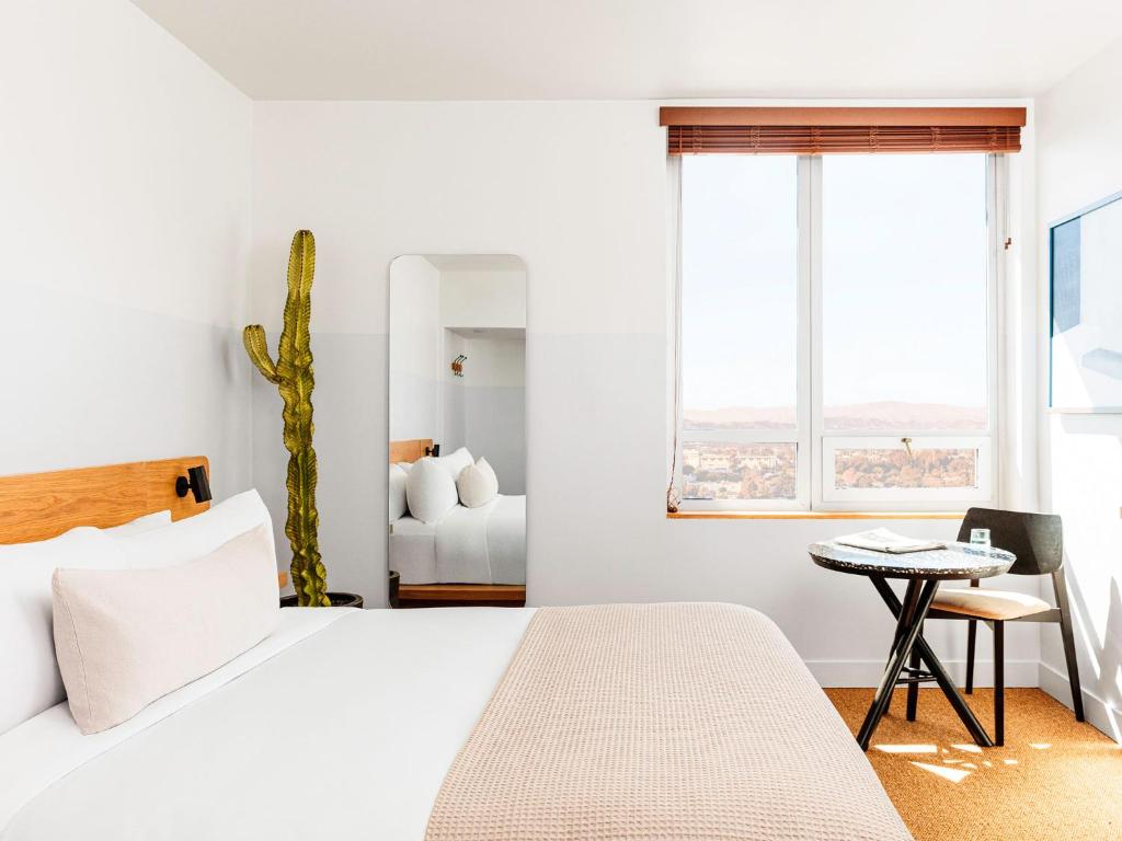 Postel nebo postele na pokoji v ubytování Hotel June West LA, a Member of Design Hotels