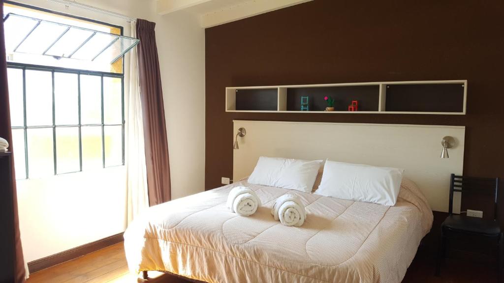 1 dormitorio con 1 cama con 2 toallas en Loft Andino I - Comfort moderno a 5' del centro en Salta