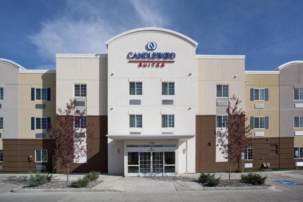 een weergave van de voorkant van een cranbrook hotel bij Candlewood Suites Sheridan, an IHG Hotel in Sheridan