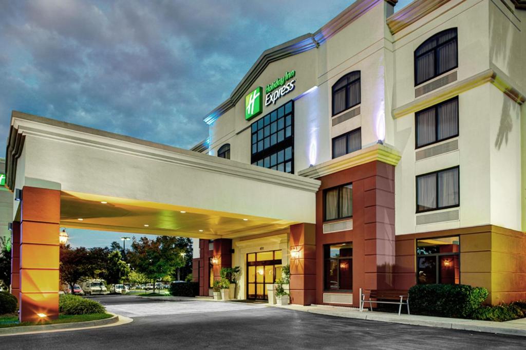 uma prestação de um hotel com uma garagem de estacionamento em Holiday Inn Express Richmond Airport, an IHG Hotel em Sandston