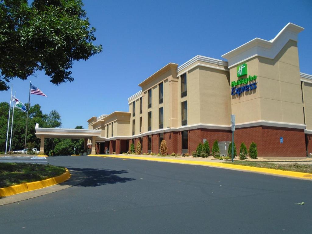a hotel building with an empty street in front at Holiday Inn Express Hotel & Suites Midlothian Turnpike, an IHG Hotel in Richmond