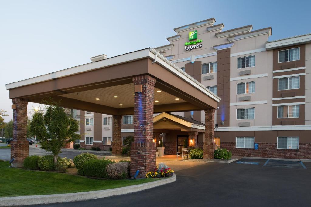 eine Ausstellung eines Hotelgebäudes mit einem Pavillon in der Unterkunft Holiday Inn Express Spokane-Valley, an IHG Hotel in Spokane Valley