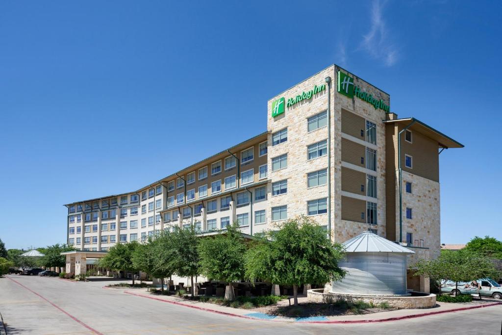 um grande edifício ao lado de uma rua em Holiday Inn San Antonio Northwest- SeaWorld Area, an IHG Hotel em San Antonio