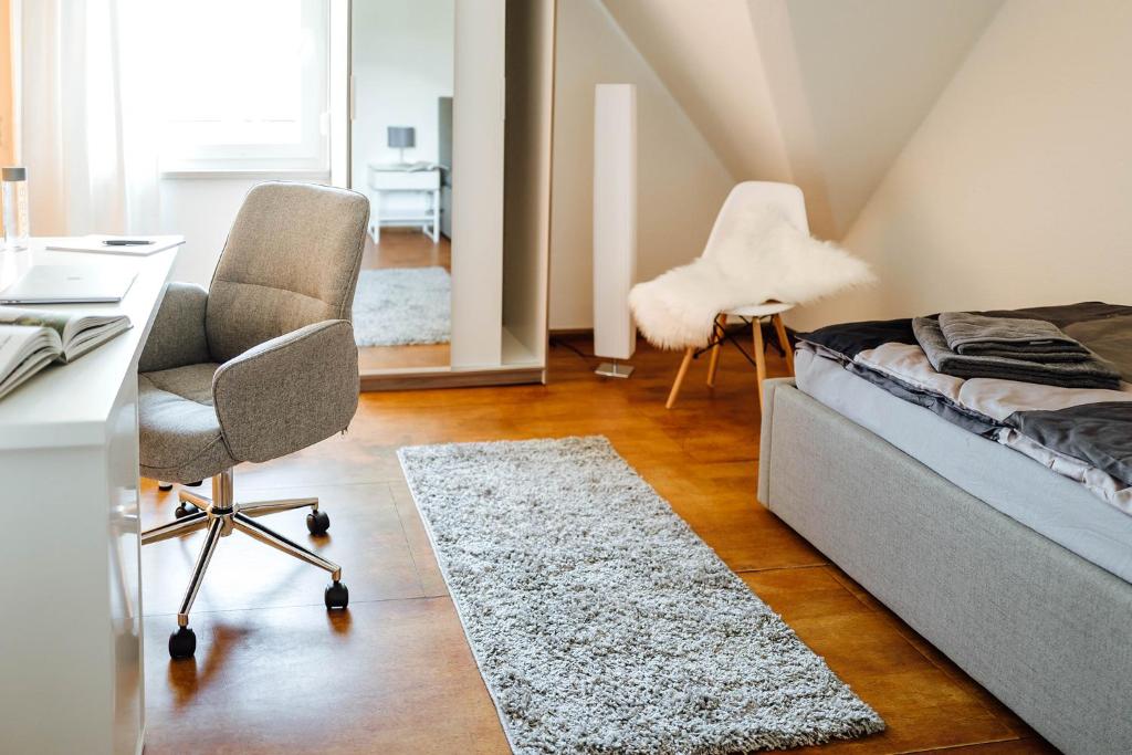 a bedroom with a bed and a desk and a chair at Zimmer in ruhiger Lage 150m zur TA (Nr. 5) in Hameln