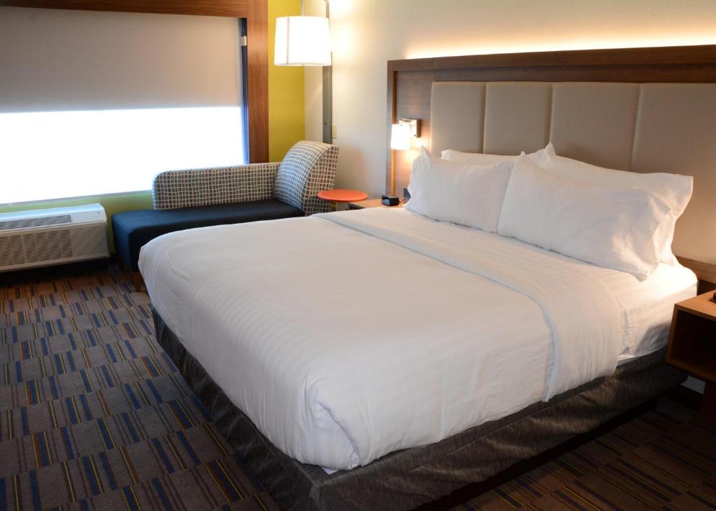 Holiday Inn Express & Suites - Pittsburgh - Monroeville by IHG photo
