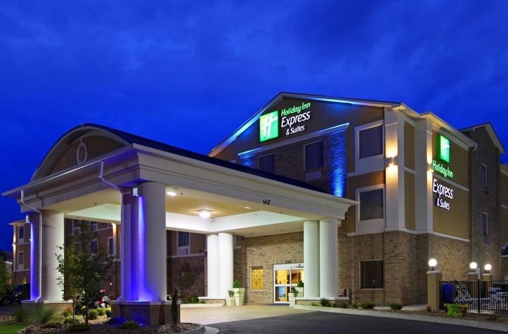 Holiday Inn Express Hotels Biddeford, an IHG Hotel في بيدفورد: فندق مع مبنى مضاء في الليل