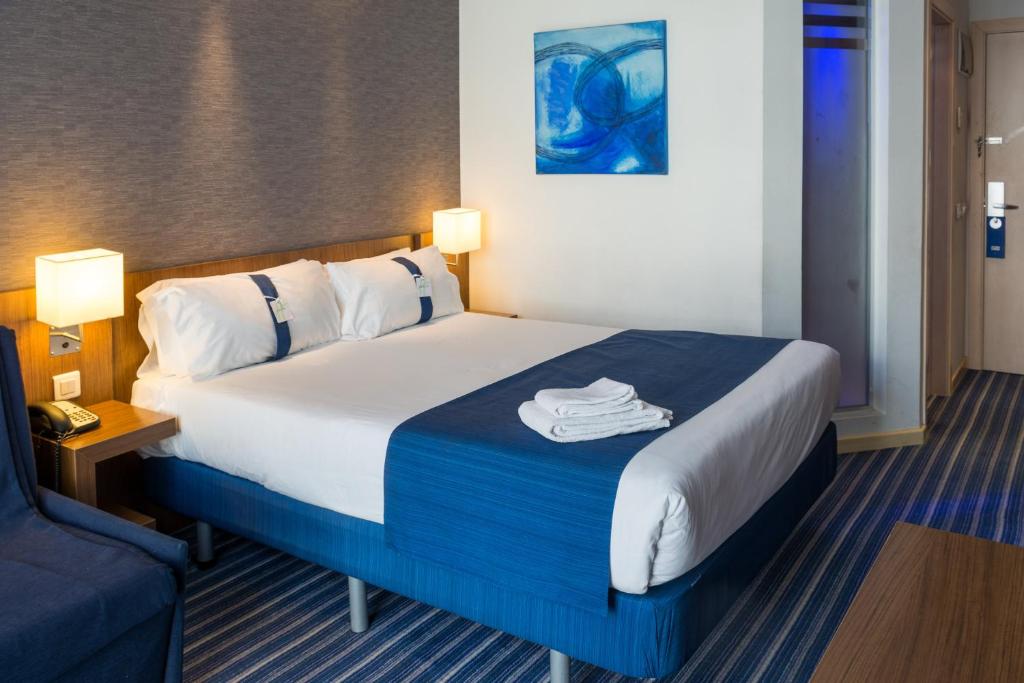 เตียงในห้องที่ Holiday Inn Express Madrid Leganes, an IHG Hotel