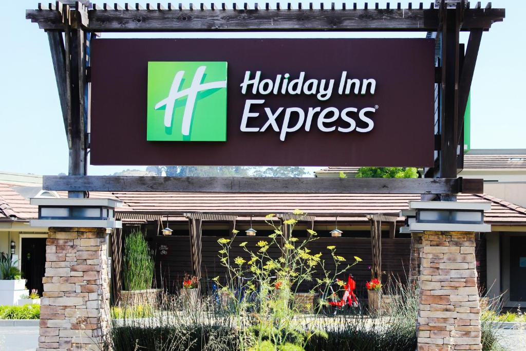 ein Schild für einen Feriengasthof Express vor einem Gebäude in der Unterkunft Holiday Inn Express Mill Valley San Francisco Area, an IHG Hotel in Mill Valley