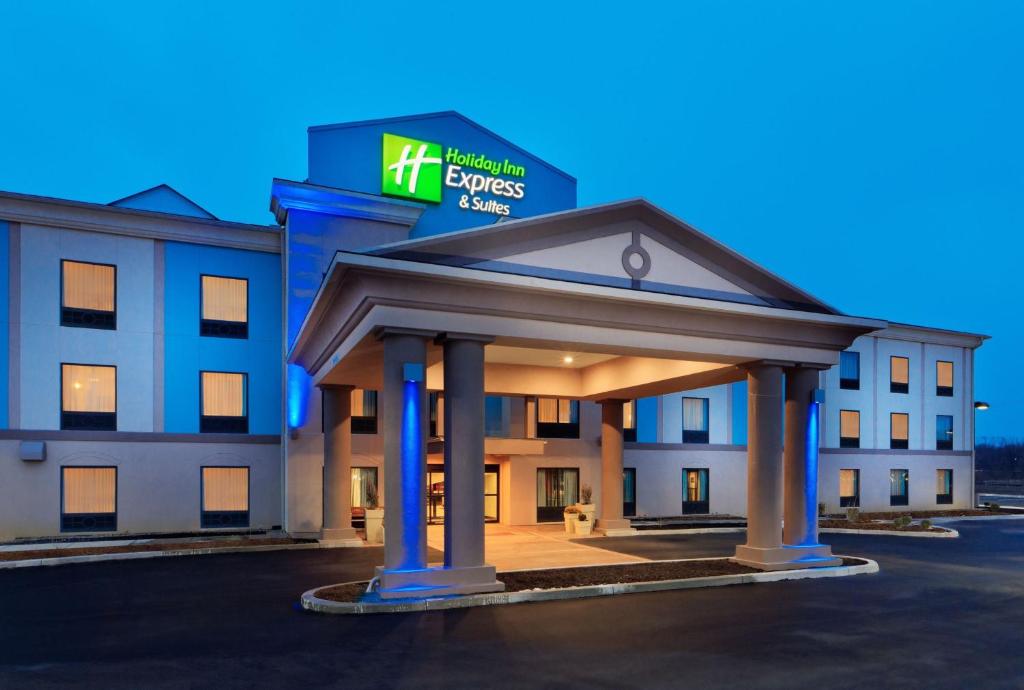 un hôtel avec un kiosque en face d'un bâtiment dans l'établissement Holiday Inn Express & Suites Northeast, an IHG Hotel, à York